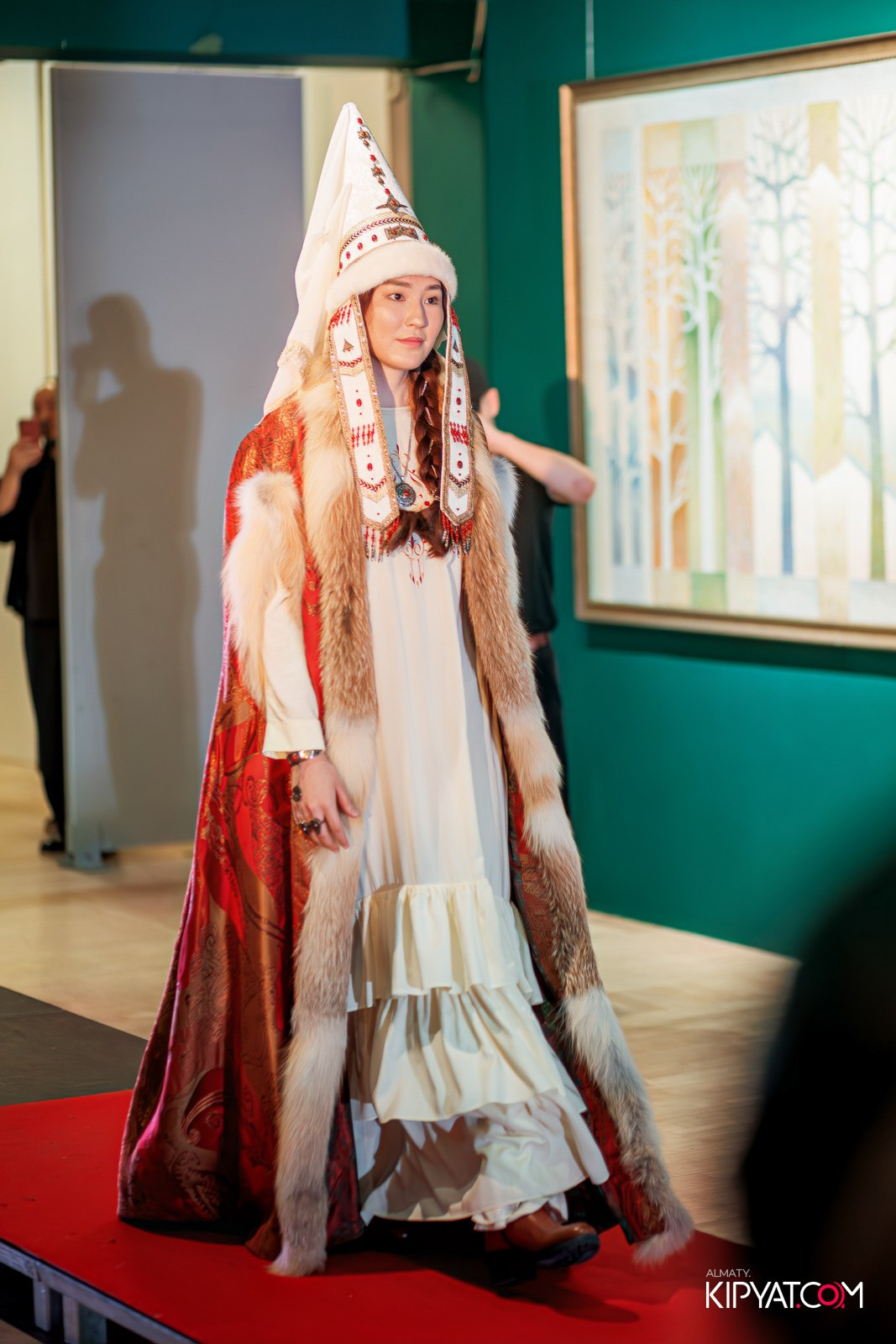 FASHION ПОКАЗ, КАЗАХСКОЙ НАЦИОНАЛЬНОЙ ОДЕЖДЫ. КИПЯТКОМ АЛМАТЫ!