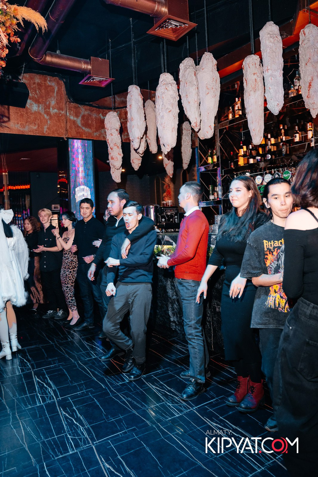 БАР ПАНАЕХАЛИ НА ТОЛЕ БИ. КИПЯТКОМ АЛМАТЫ!