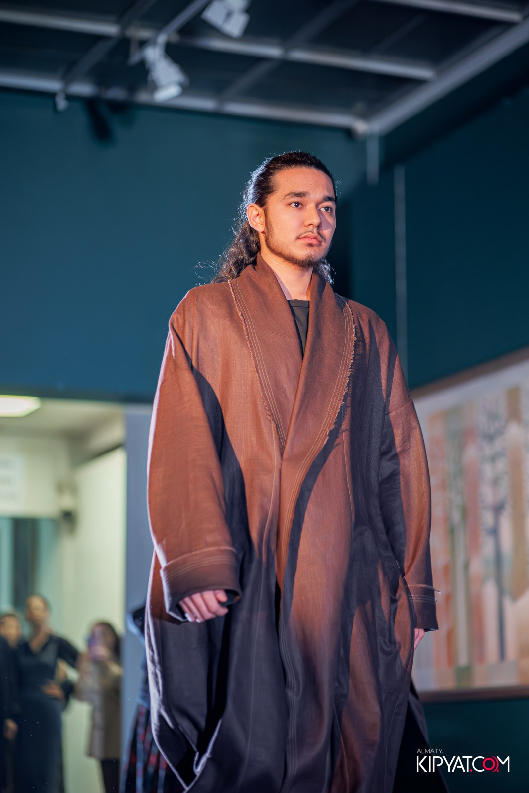 FASHION ПОКАЗ, КАЗАХСКОЙ НАЦИОНАЛЬНОЙ ОДЕЖДЫ. КИПЯТКОМ АЛМАТЫ!