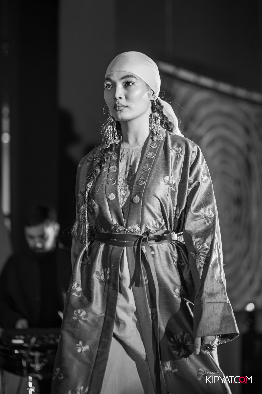 FASHION ПОКАЗ, КАЗАХСКОЙ НАЦИОНАЛЬНОЙ ОДЕЖДЫ. КИПЯТКОМ АЛМАТЫ!