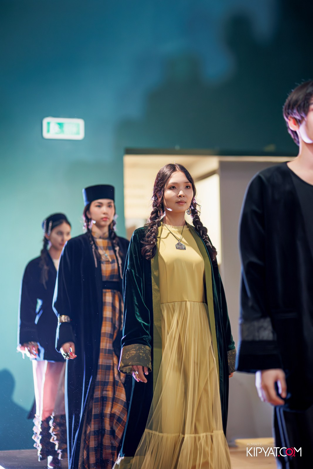FASHION ПОКАЗ, КАЗАХСКОЙ НАЦИОНАЛЬНОЙ ОДЕЖДЫ. КИПЯТКОМ АЛМАТЫ!