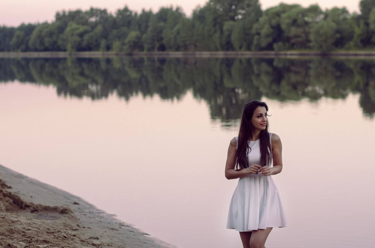 Tamara photoshoot by the water. Family, portrait, content photo in Costa Rica Evgeniya Besprozvannykh