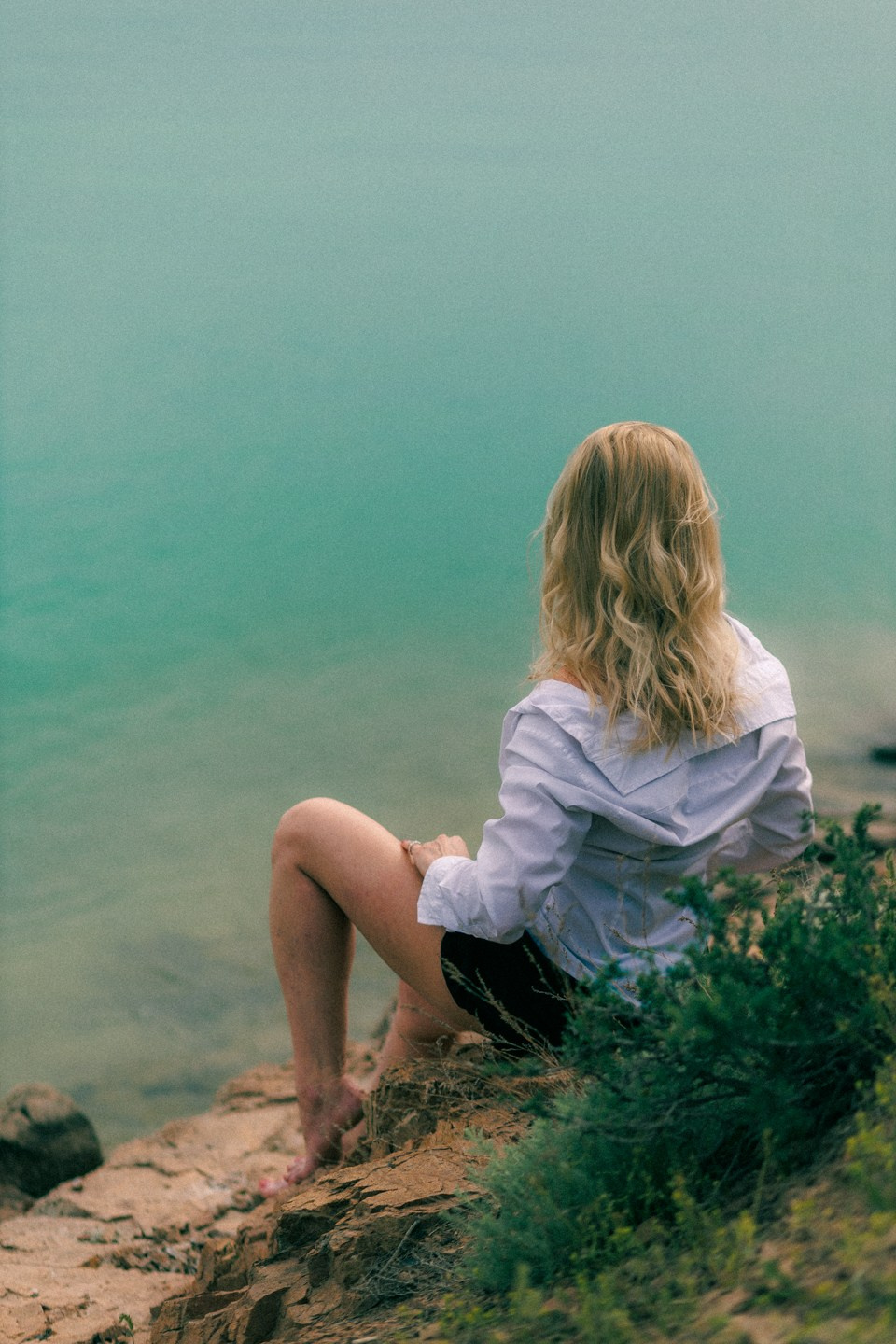 Скалы Капчагая. Я снимал историю, где героиня отягощенная жизненными обстоятельствами, перезагружается, оставляя весь накопленный негатив. Dmitriigoliapov.ru