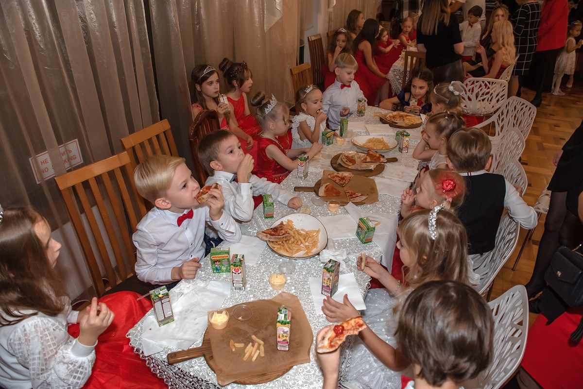 Выпускной в детской школе моделей HAPPYkids 2024. Семейный и коммерческий фотограф в Сочи Александр Бодунов