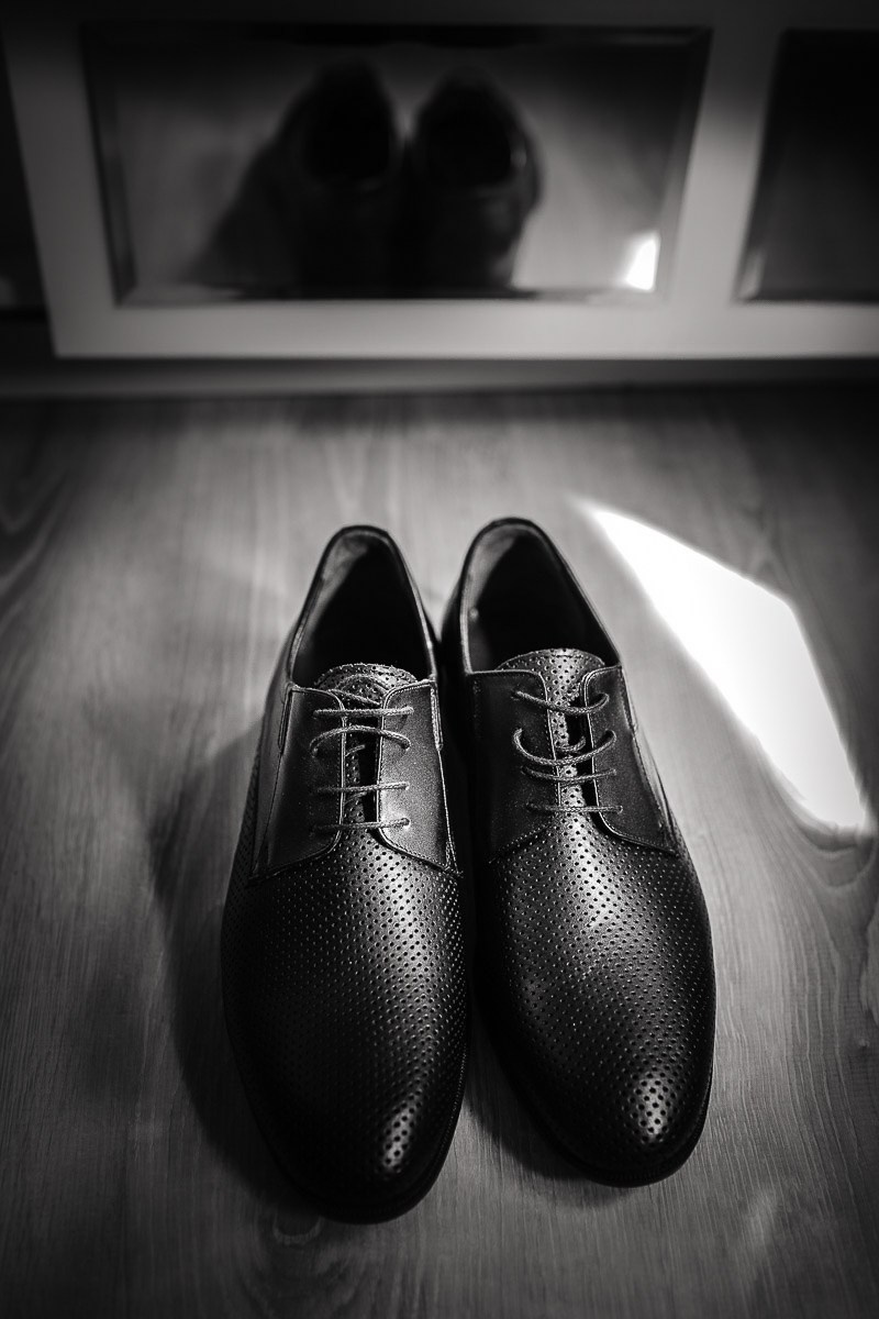 Туфли жениха в комнате в Санкт-Петербурге