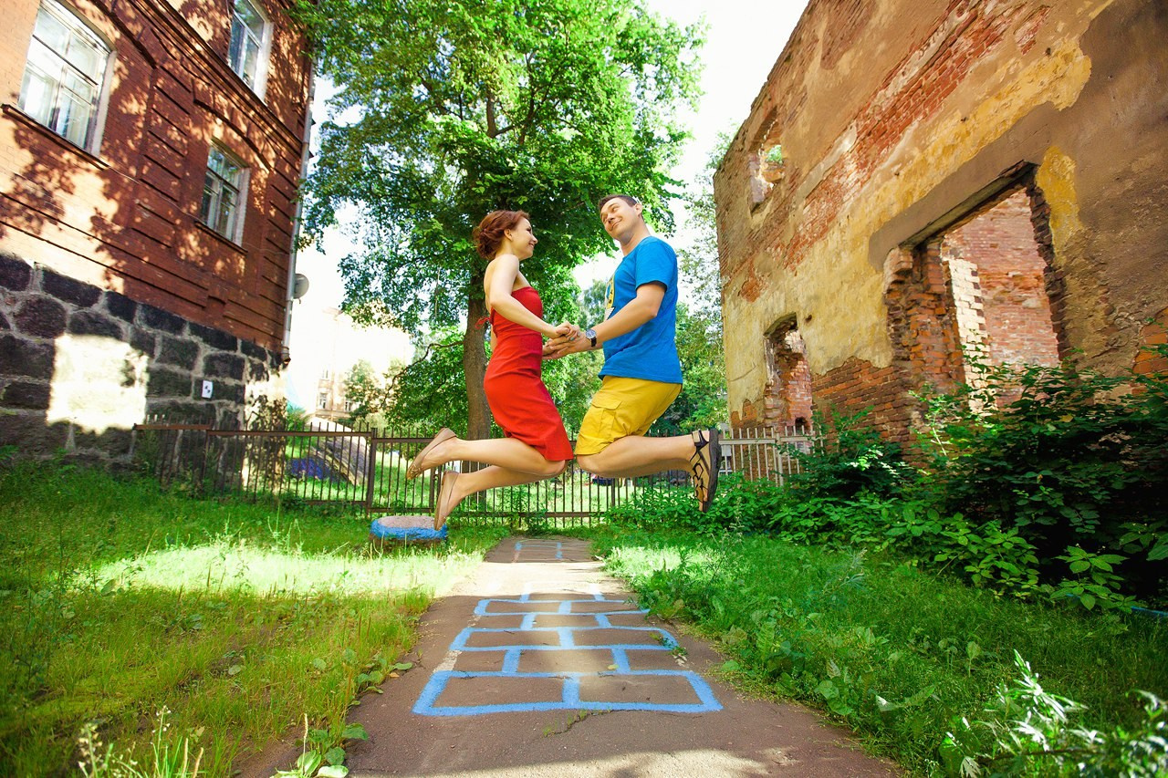 невеста в красном платье парит над дорожкой с расчерченным мелом рисунком