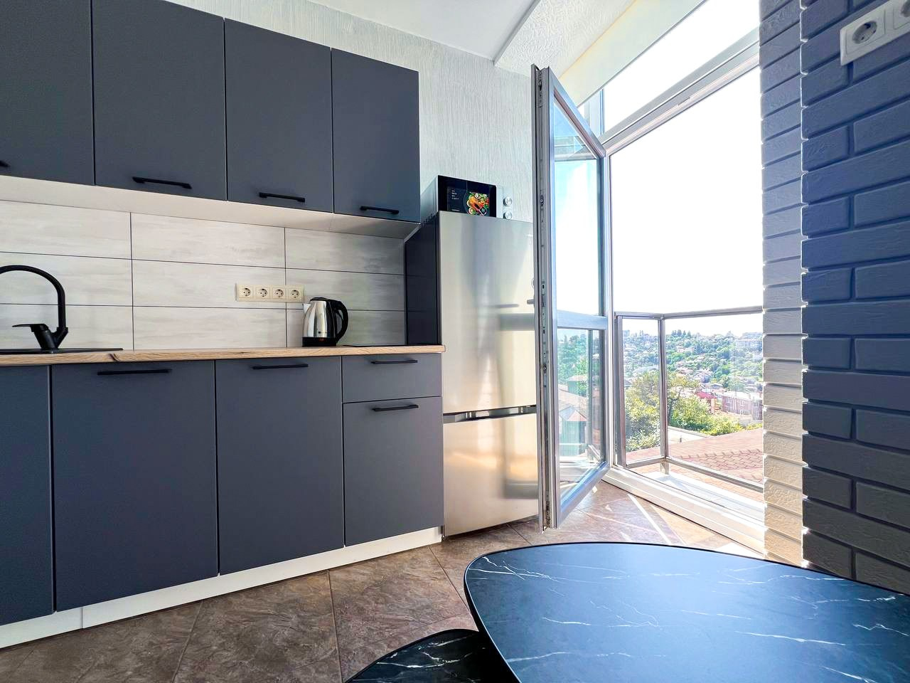 Классная двухуровневая квартира с потрясающим видом на город, со своей парковкой. Квартиры посуточно, длительно в Сочи, LARA APART GROUP