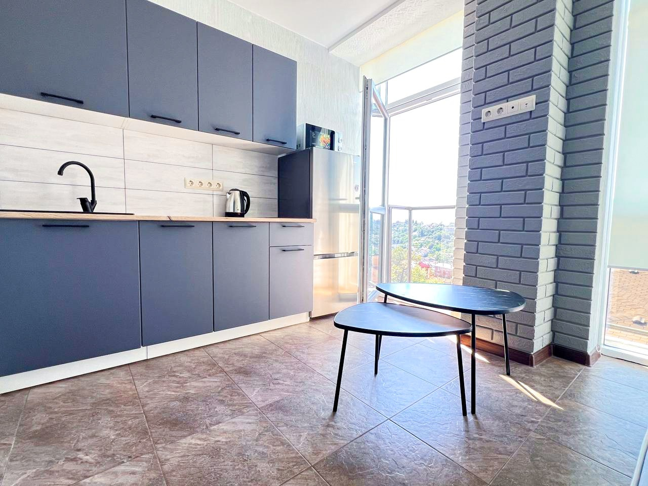 Классная двухуровневая квартира с потрясающим видом на город, со своей парковкой. Квартиры посуточно, длительно в Сочи, LARA APART GROUP