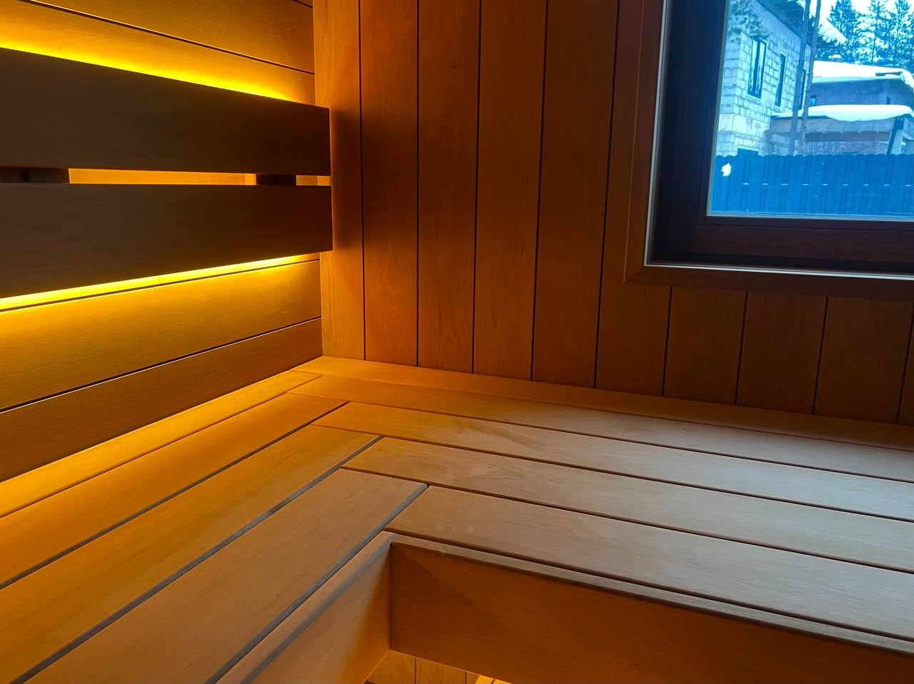 Тёплая парная для коллег из «Печи Горбунова» в Рощино: Sangens в чёрном стекле, широкая термоольха и панорамная входная группа. SaunaTopMasters