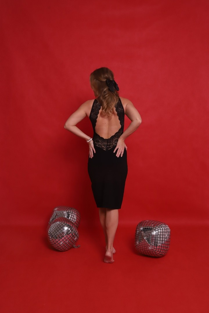 Красный фон. Фотостудия самообслуживания. Студия без фотографа в Твери