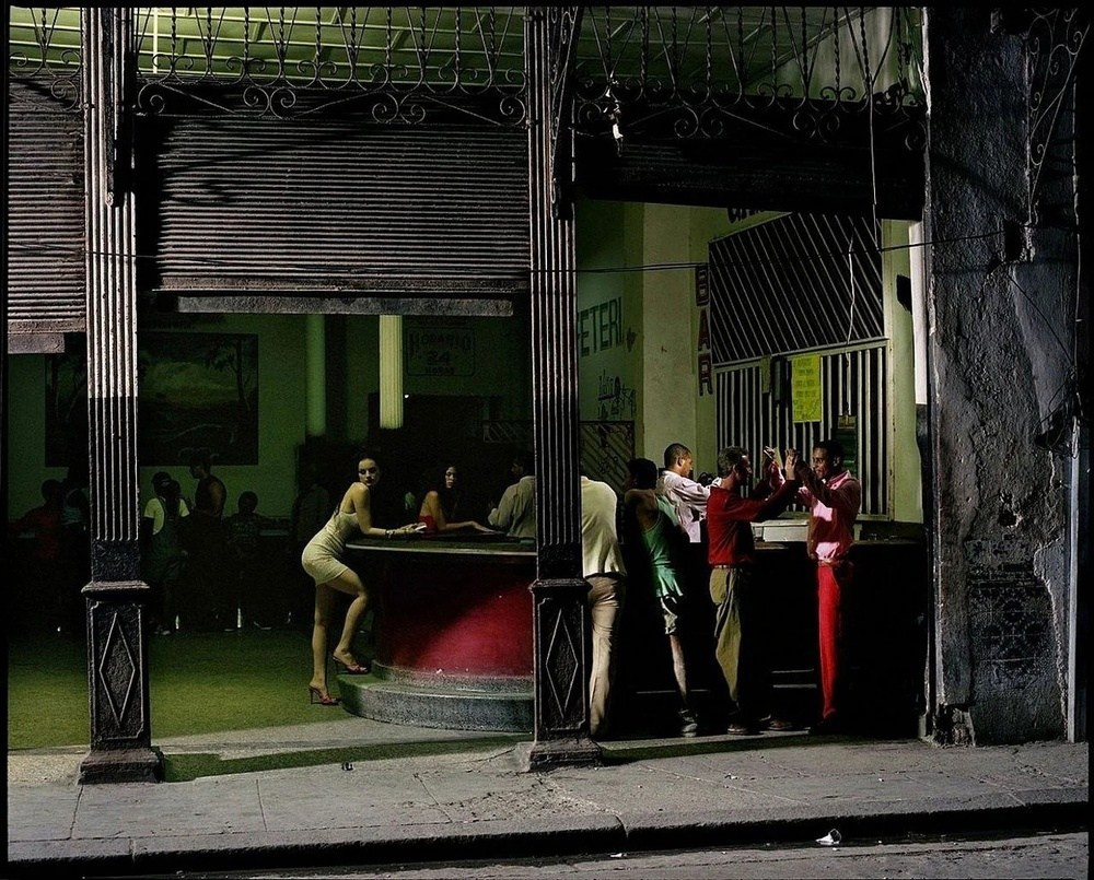 постановочная фотография Филипа-Лорки Ди Корсии с драматическим светом и театральной атмосферой