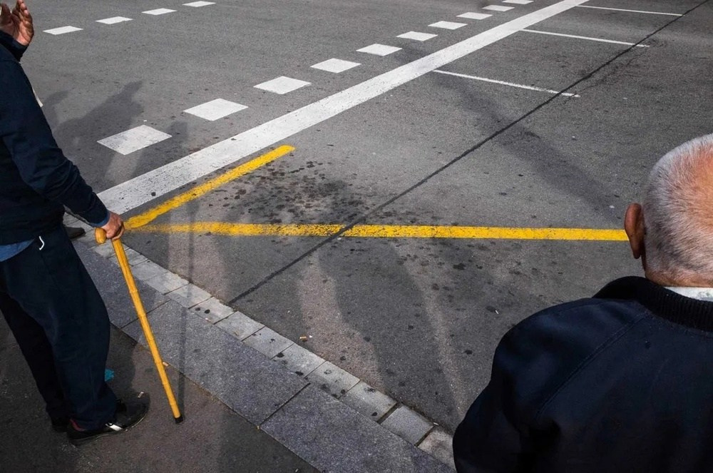 уличные фотографии Пау Бускато из серии STREET O’CLOCK, спонтанные городские кадры