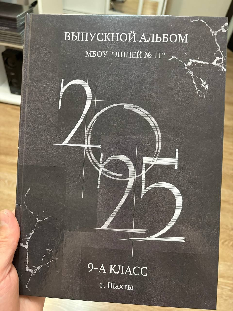 Medlori Выпускные альбомы для 9 и 11 классов. Medlori fotobook Выпускные альбомы в Липецке Лариса Медведева