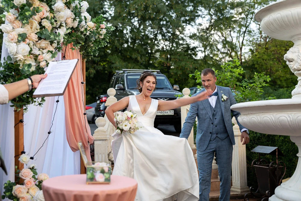 Молодожены идут на регистрацию