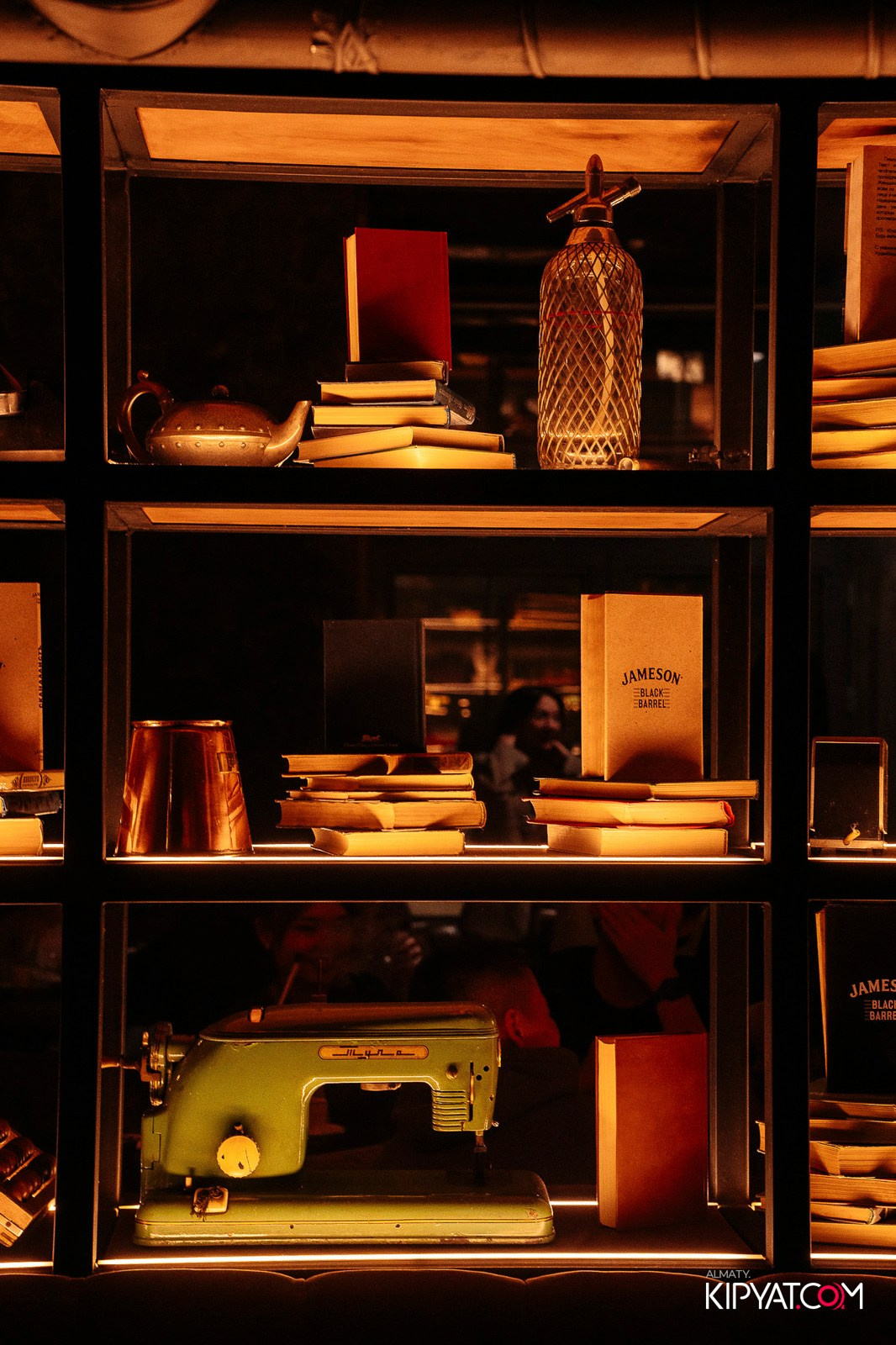 РЕСТО-БАР СКАНДАЛИСТЪ. КИПЯТКОМ АЛМАТЫ!