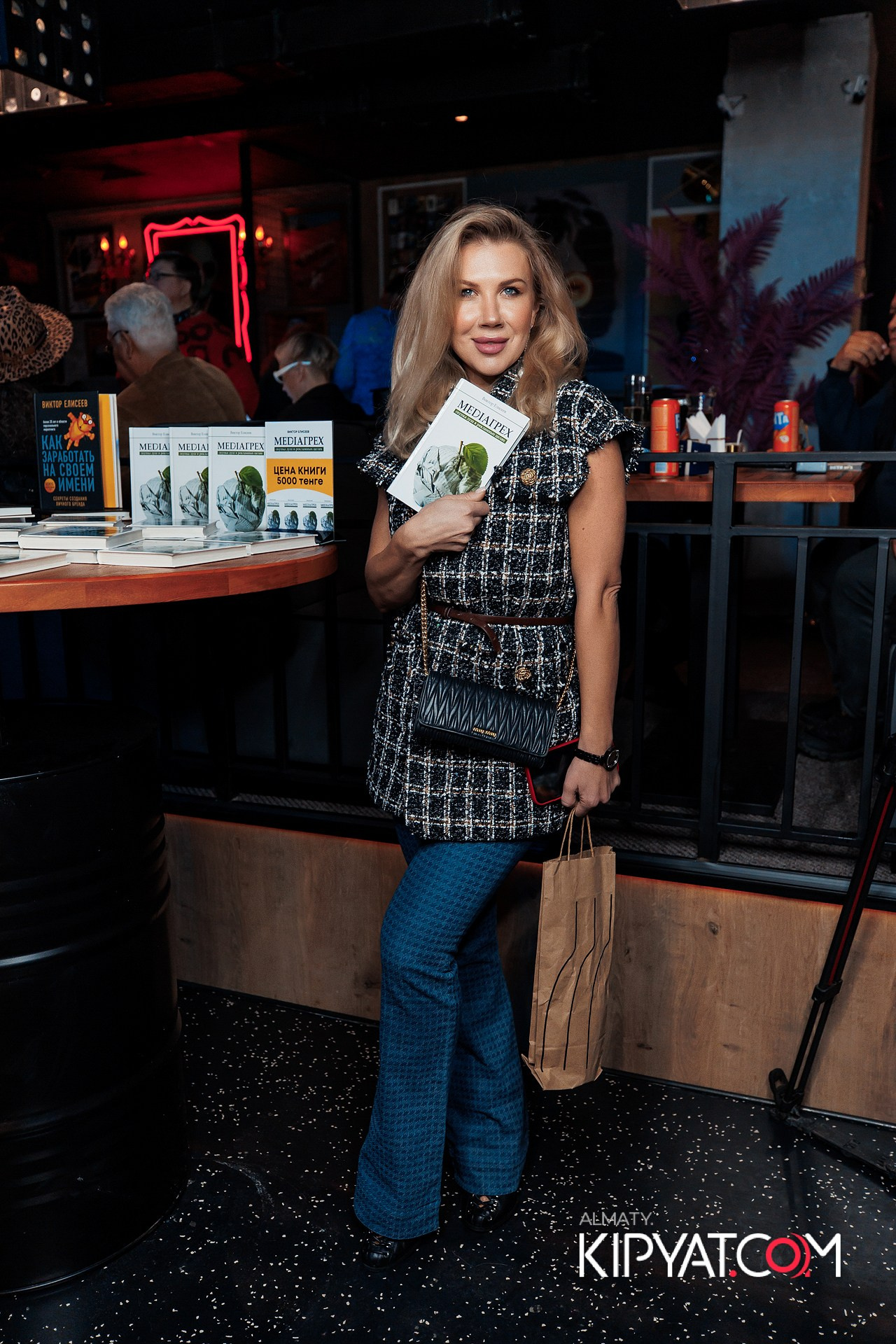 ПРЕЗЕНТАЦИЯ КНИГИ ВИКТОРА ЕЛИСЕЕВА. КИПЯТКОМ АЛМАТЫ!