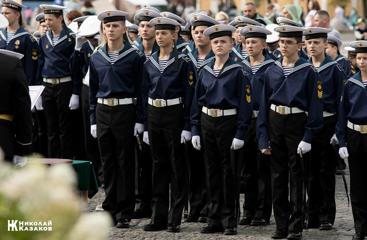 Кадеты Кронштадского морского кадетского военного корпуса во время построения на Якорной площади 