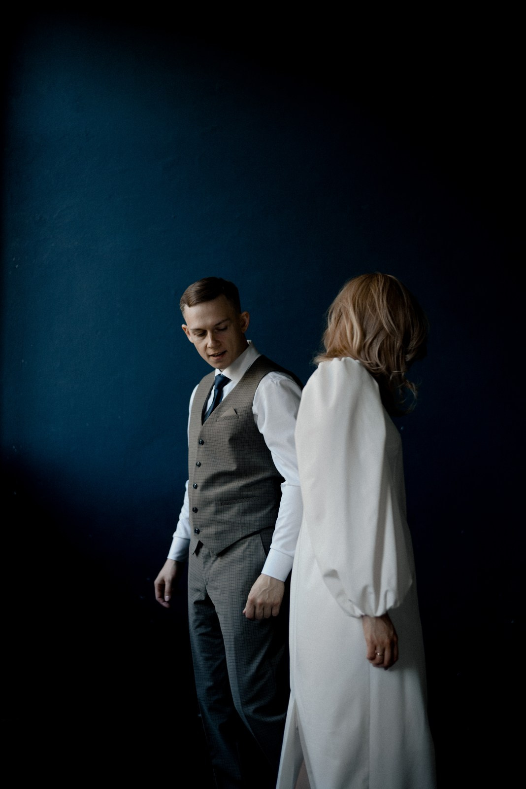 Стильная свадебная пара в Тюмени: минимализм и черно-белая эстетика