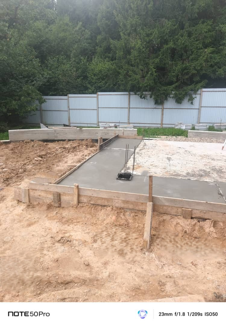 Заливка бетонных дорожек — ровные, прочные и функциональные пути для передвижения по участку.