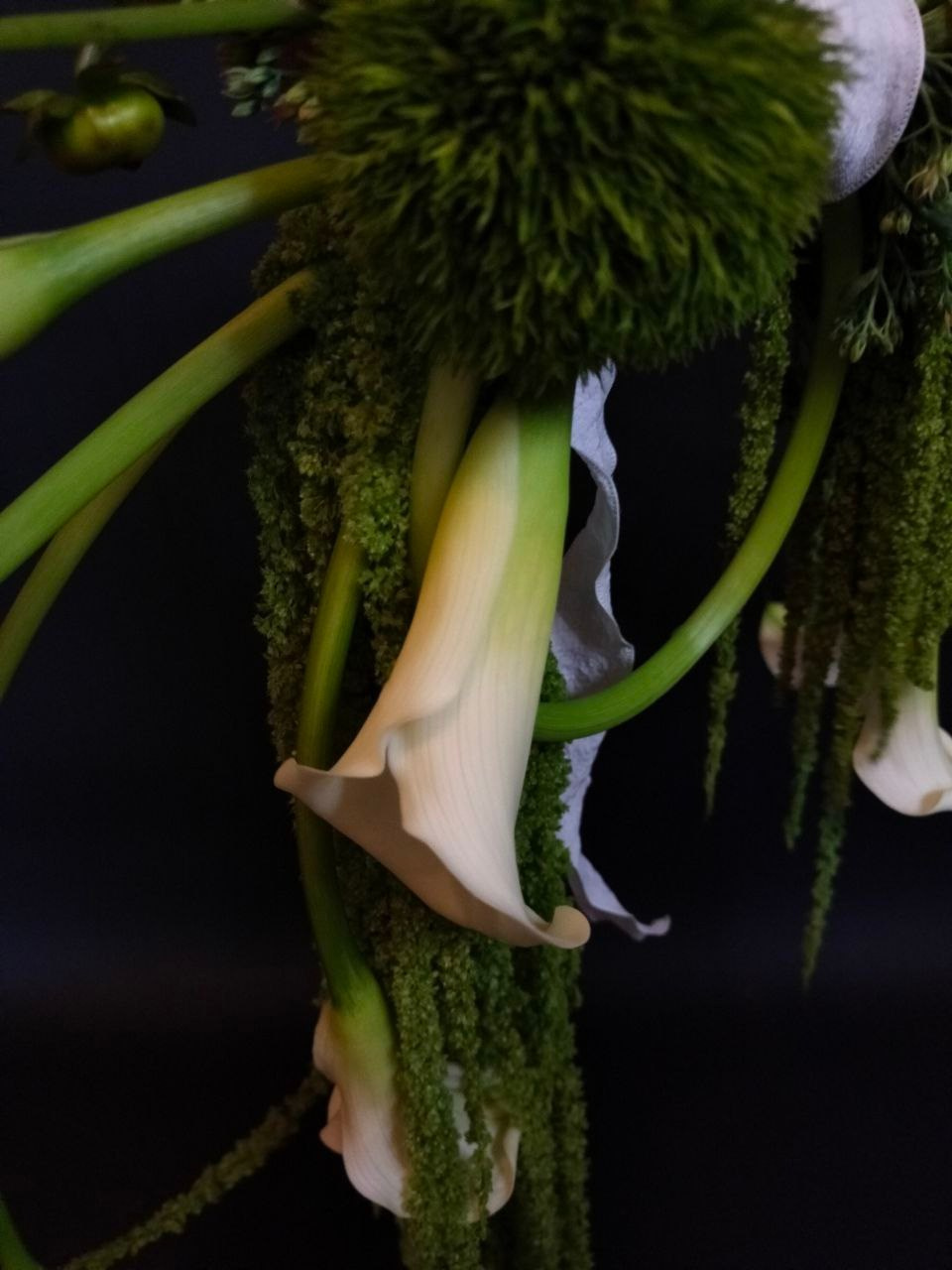 Букет невесты "сумочка", без питания в виде источника воды. Сборка из стойких, живых цветов. Букет невесты на заказ, букет для невесты Москва, свадебный флорист, флорист на свадьбу, сборка букета на свадьбу, ручная работа, букет для невесты ручной работы, букет невесты ручной работы . бутоньерка жениха в подарок, авторский букет для невест, современный букет невесты