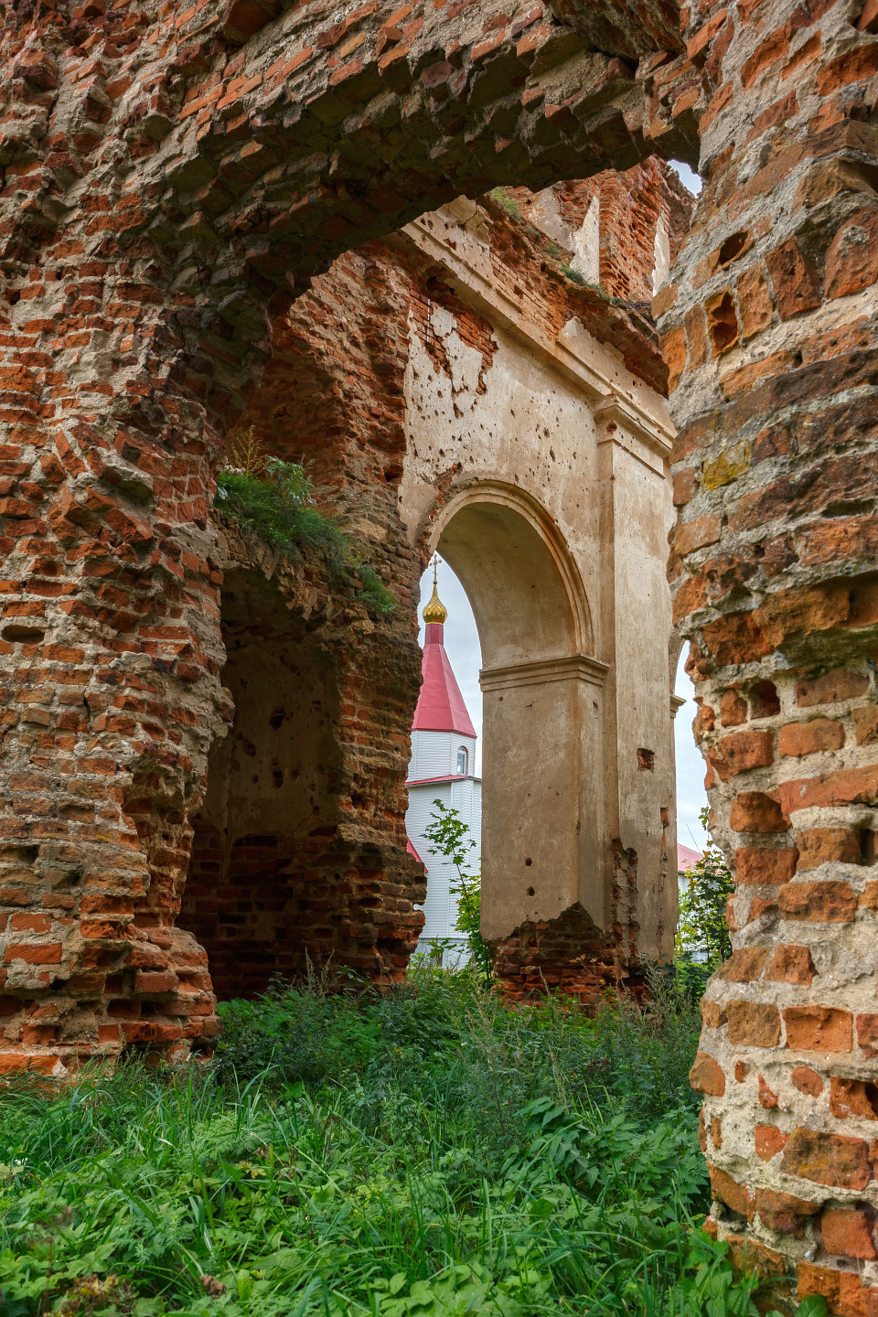 Руины  церкви в Новоспасске