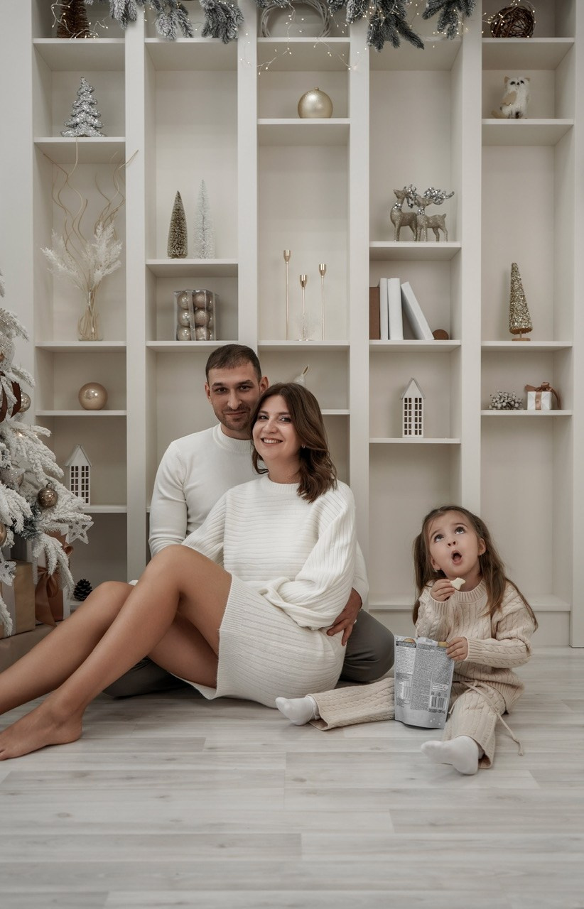 Семейный фотограф в Батайске и Ростове-на-Дону. Новогодняя фотосессия в студии Белый кролик. Свадебный фотограф в Ростове-на-Дону. Таинство Крещения и Венчания, семейные фотосессии. Алёна Чёботова