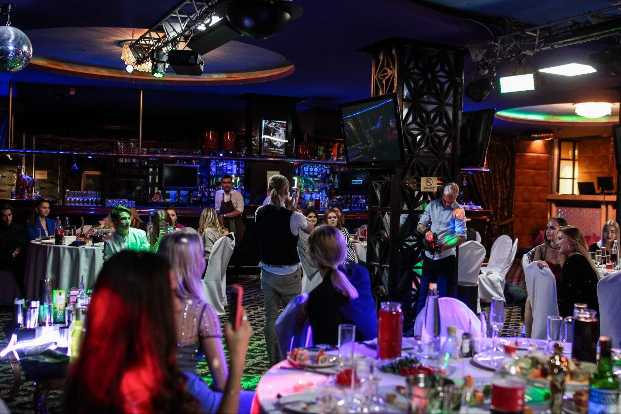 Ведущий + диджей + флейринг-шоу на выпускной вечер и другие праздники для молодёжи и подростков