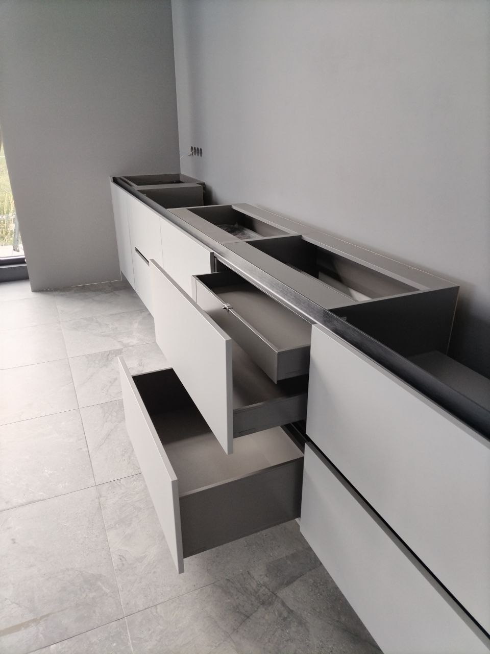 Фото с монтажа |Мебель на заказа: кухни, шкафы и т.д. в Томске. ГУДРУМ — Мебель на заказ в Томске | Кухни | Шкафы | Стулья и Столы