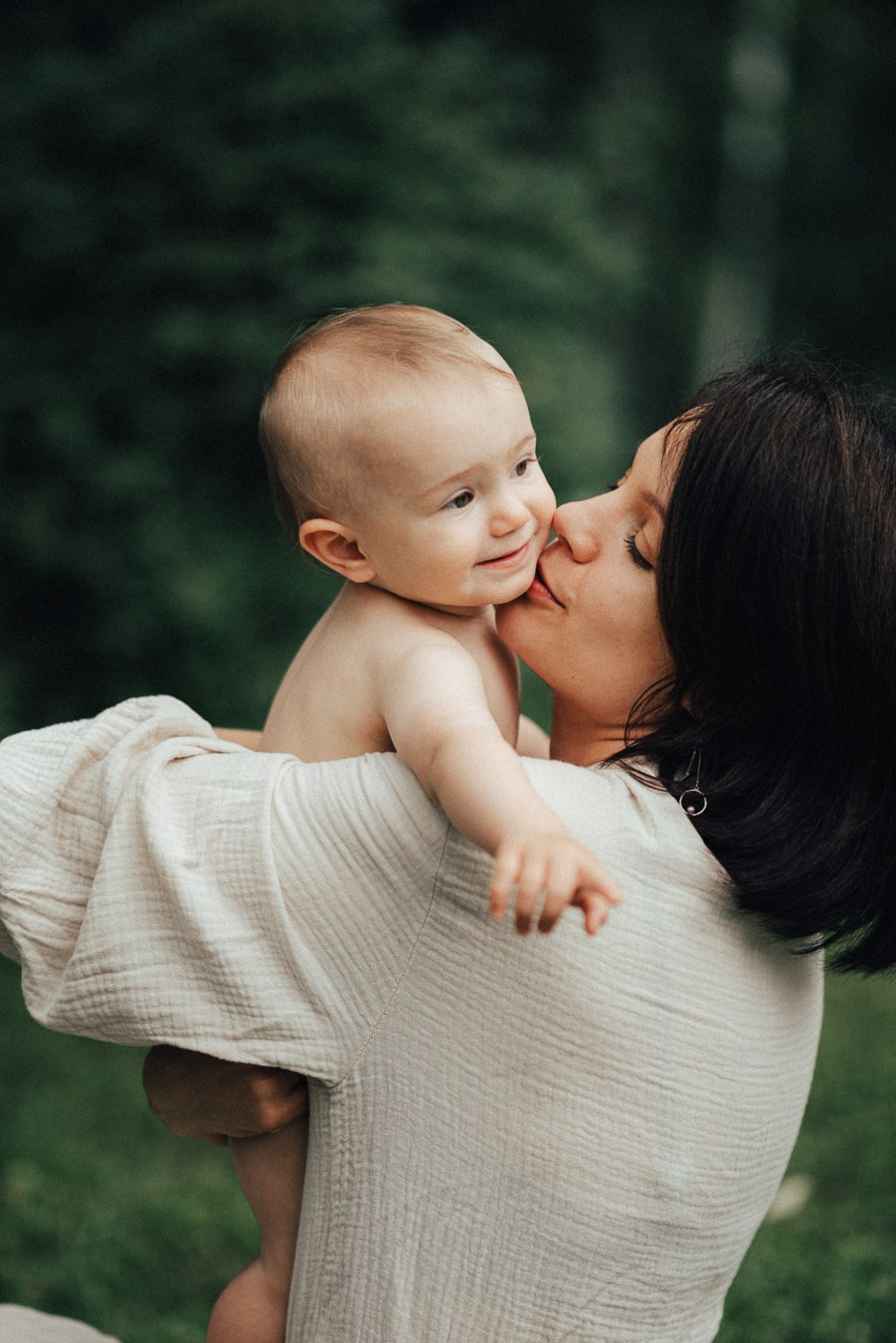 Коля, Ксюша, Саша, Андрей, Кира и бабушки | на даче