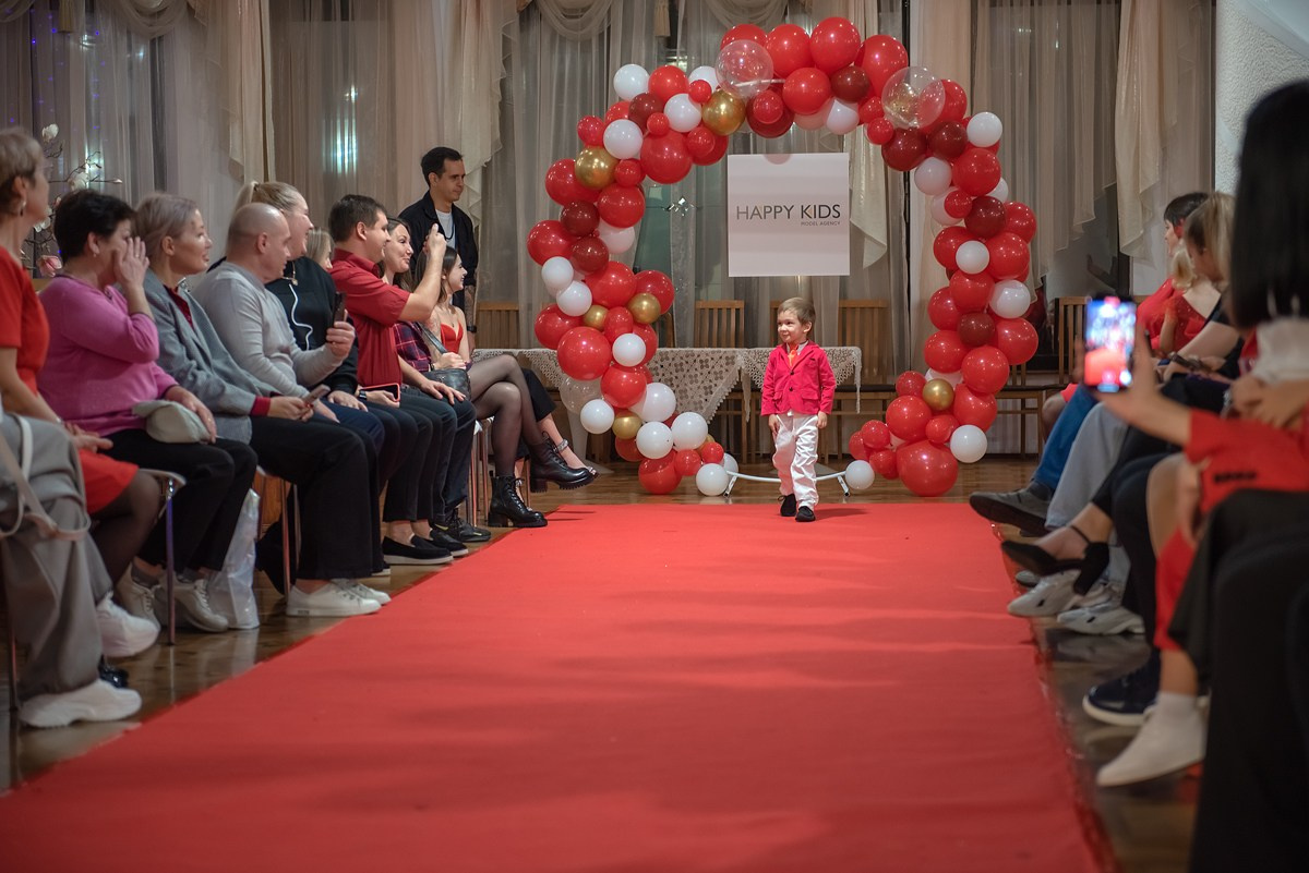 Выпускной в детской школе моделей HAPPYkids 2024. Семейный и коммерческий фотограф в Сочи Александр Бодунов