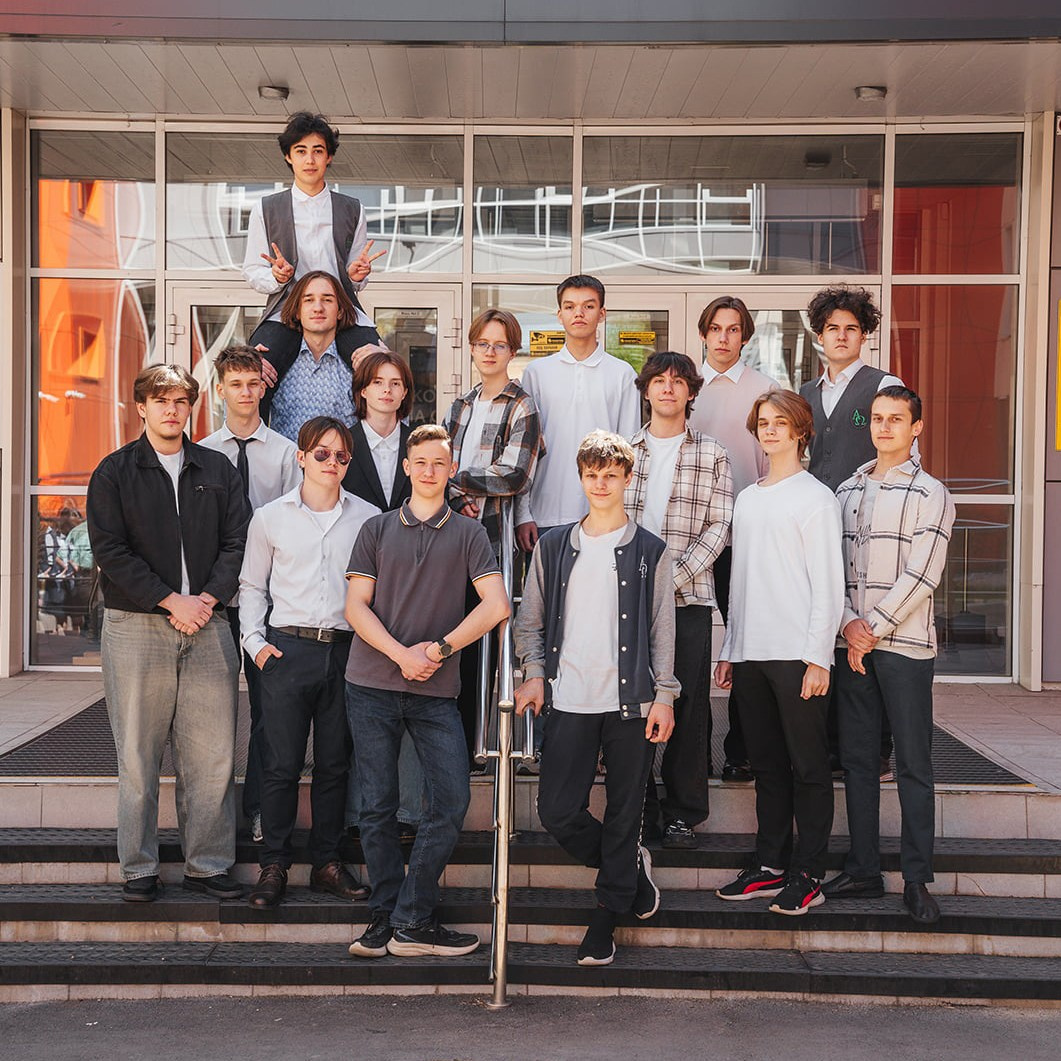 Выпускные альбомы для 9 класса: съёмка в школе и на улице. СИГМА | Студия выпускных альбомов Красноярск