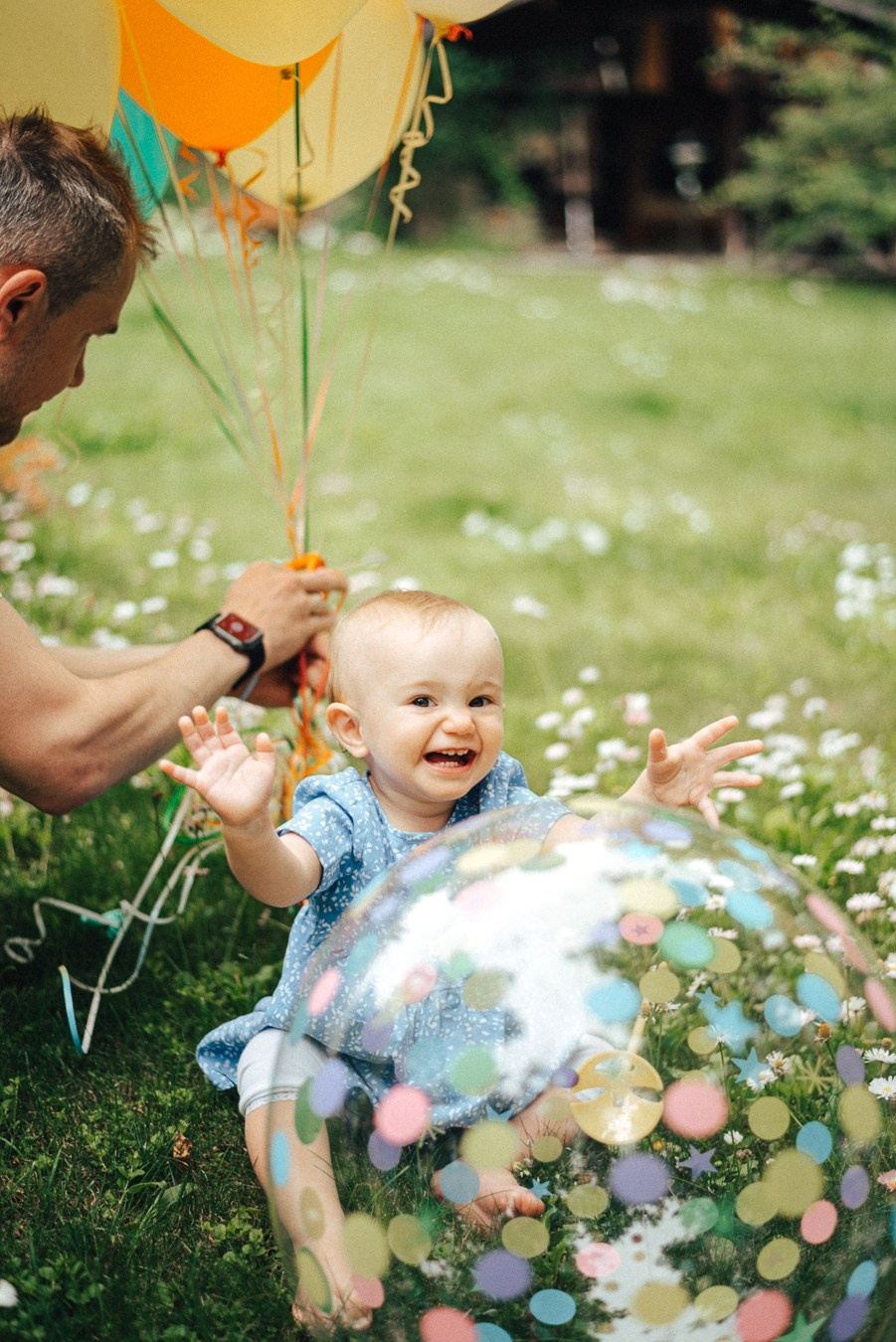 Коля, Ксюша, Саша, Андрей, Кира и бабушки | на даче