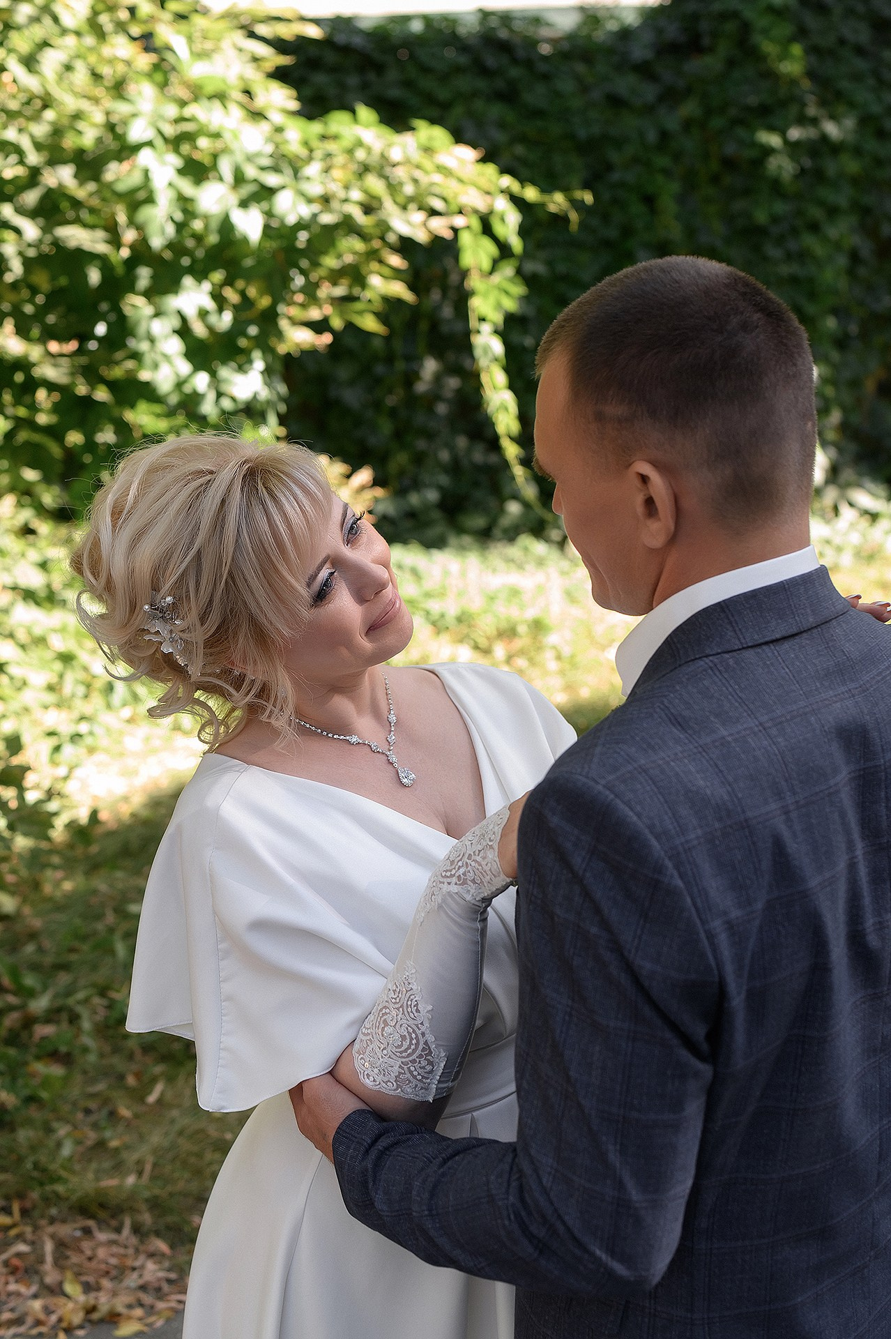 свадебная фотосессия у филиала по городу Иванову и Ивановскому району комитета Ивановской области ЗАГС по адресу Иваново, улица Батурина, 13