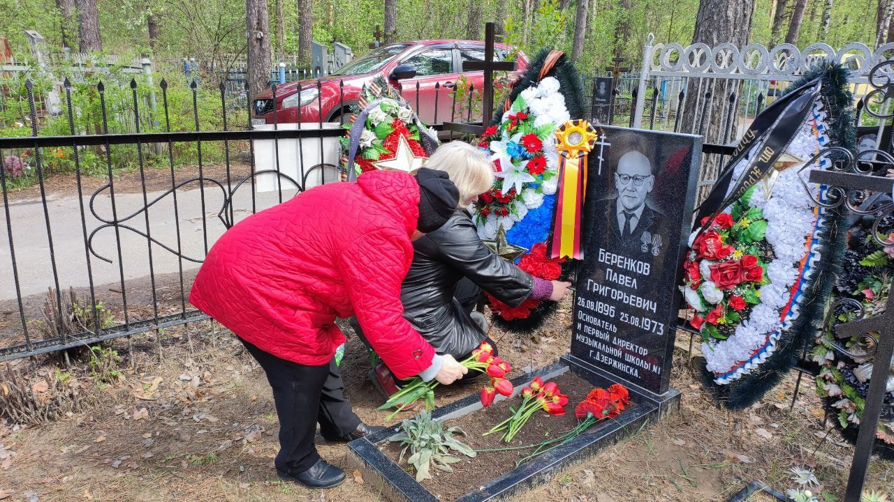 Благоустройство мест захоронений земляков кинологов, с возложением венков. НРОО КЦ "Собаковод"