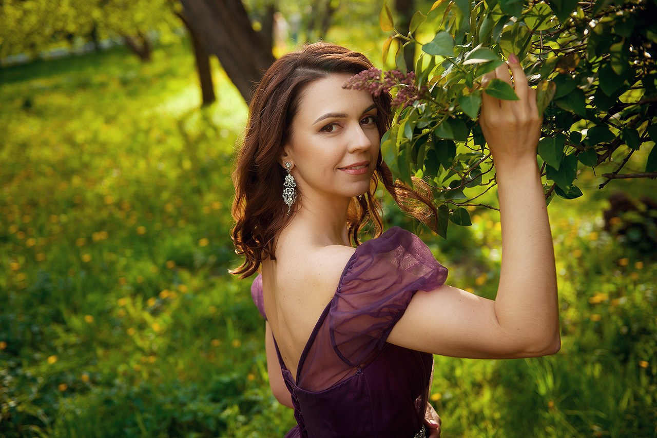 Анастасия в цветущем парке. Фотограф Кристина Гришина Рязань