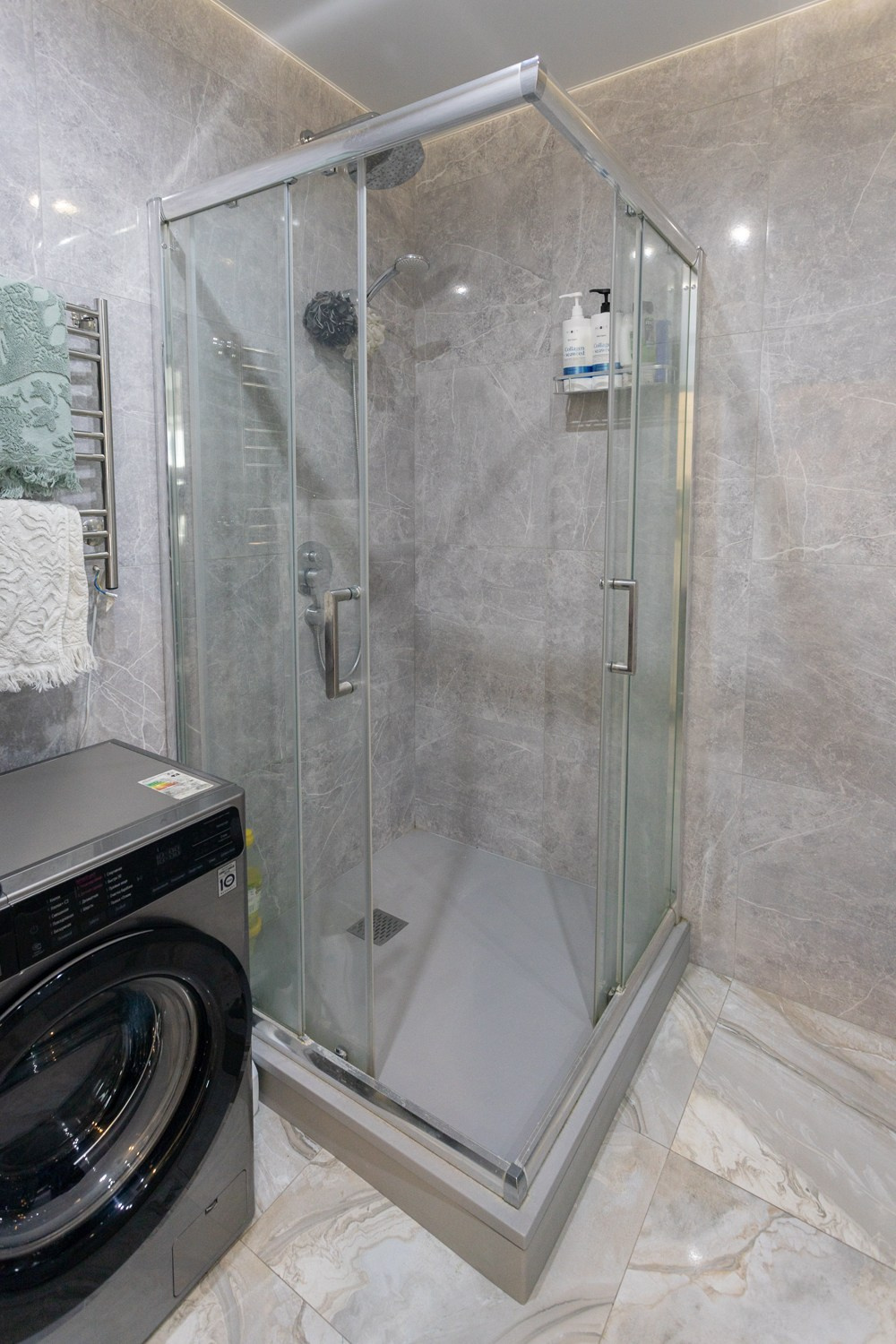 "Ванная комната в современном стиле с мраморной плиткой — интерьерная съёмка Москва"