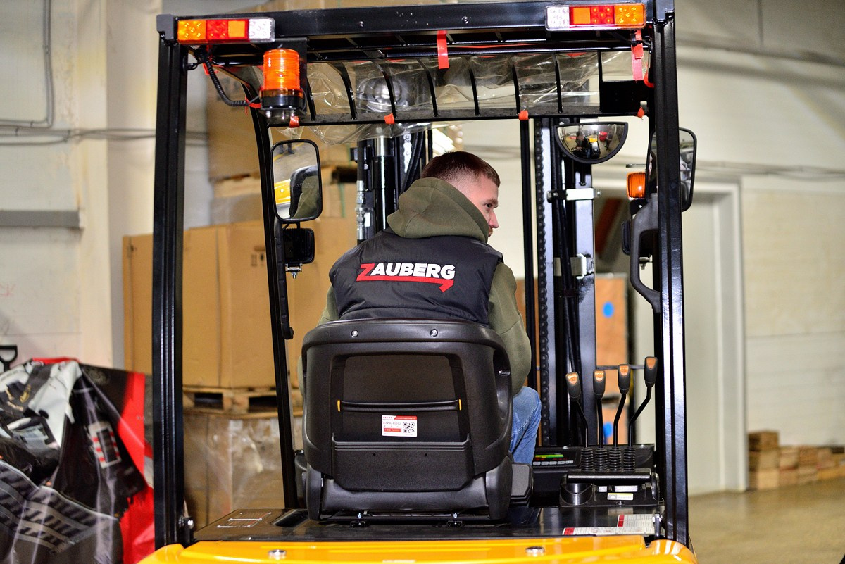 Центр технического обслуживания. Фотограф Сергей Сергеев