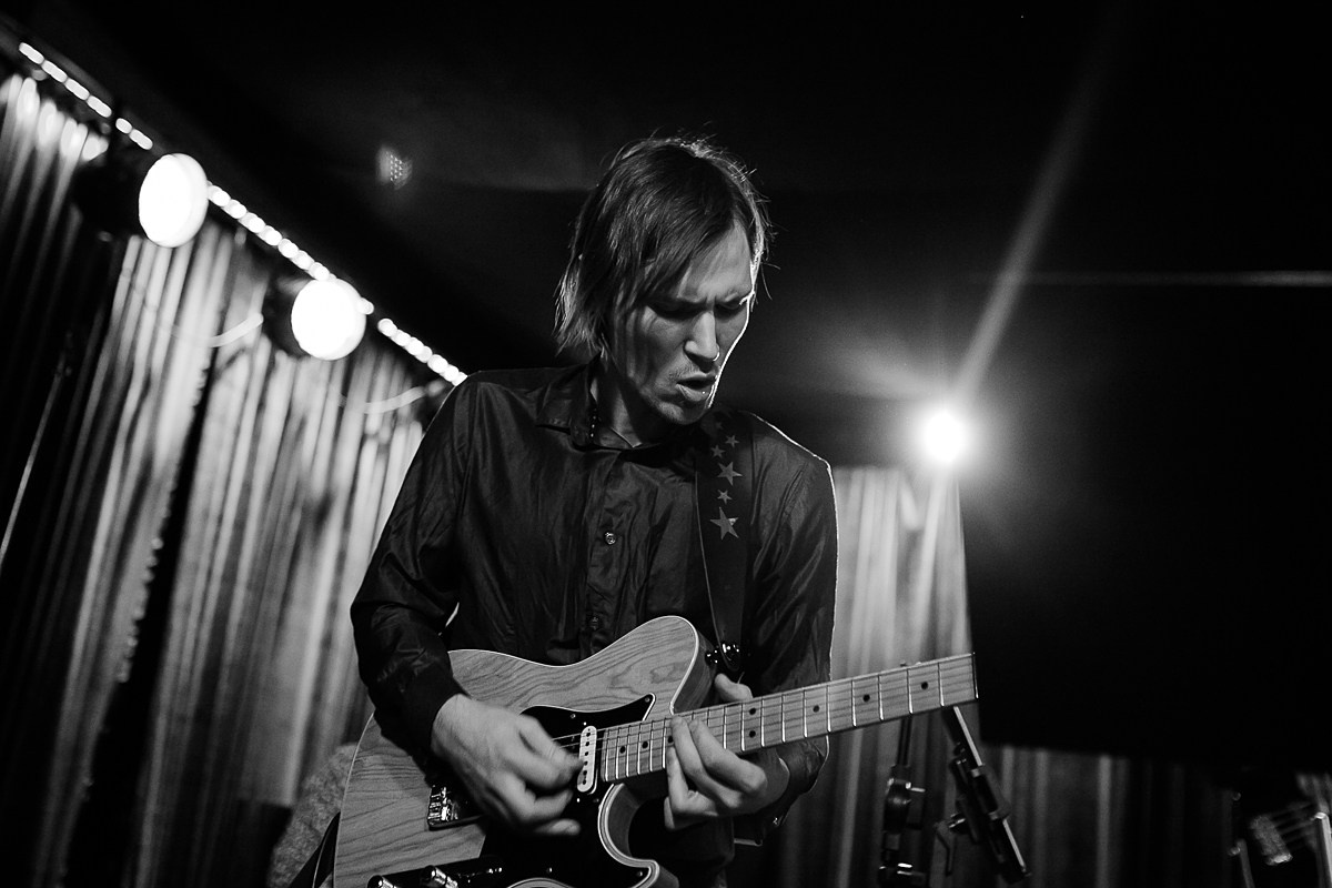 гитарист макс дорбеко играет на сцене клуба козлова