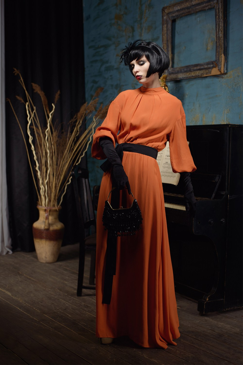 Ретро фотосессия женщина с черным каре с пианино 