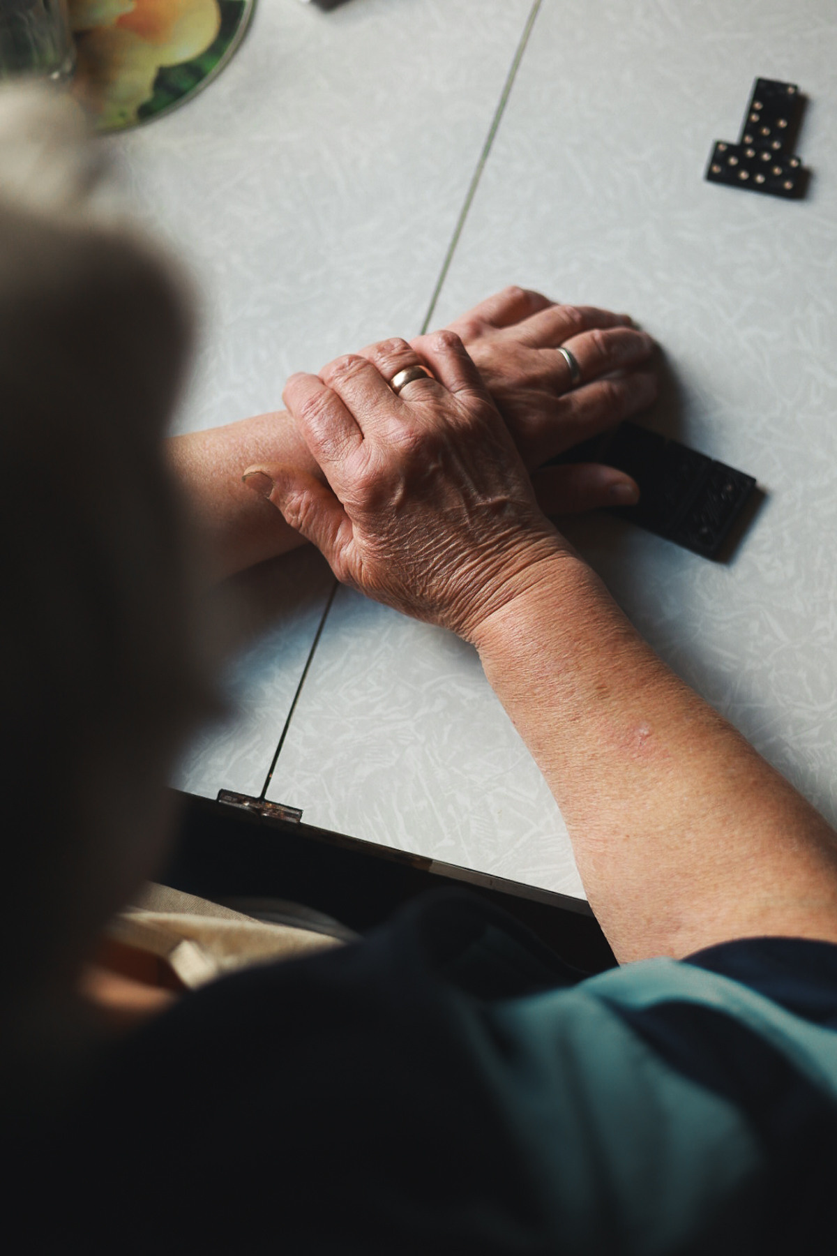 Фотографии бабушек за игрой в домино и дачной жизни. Портретный и семейный фотограф в Москве Мария Рослякова