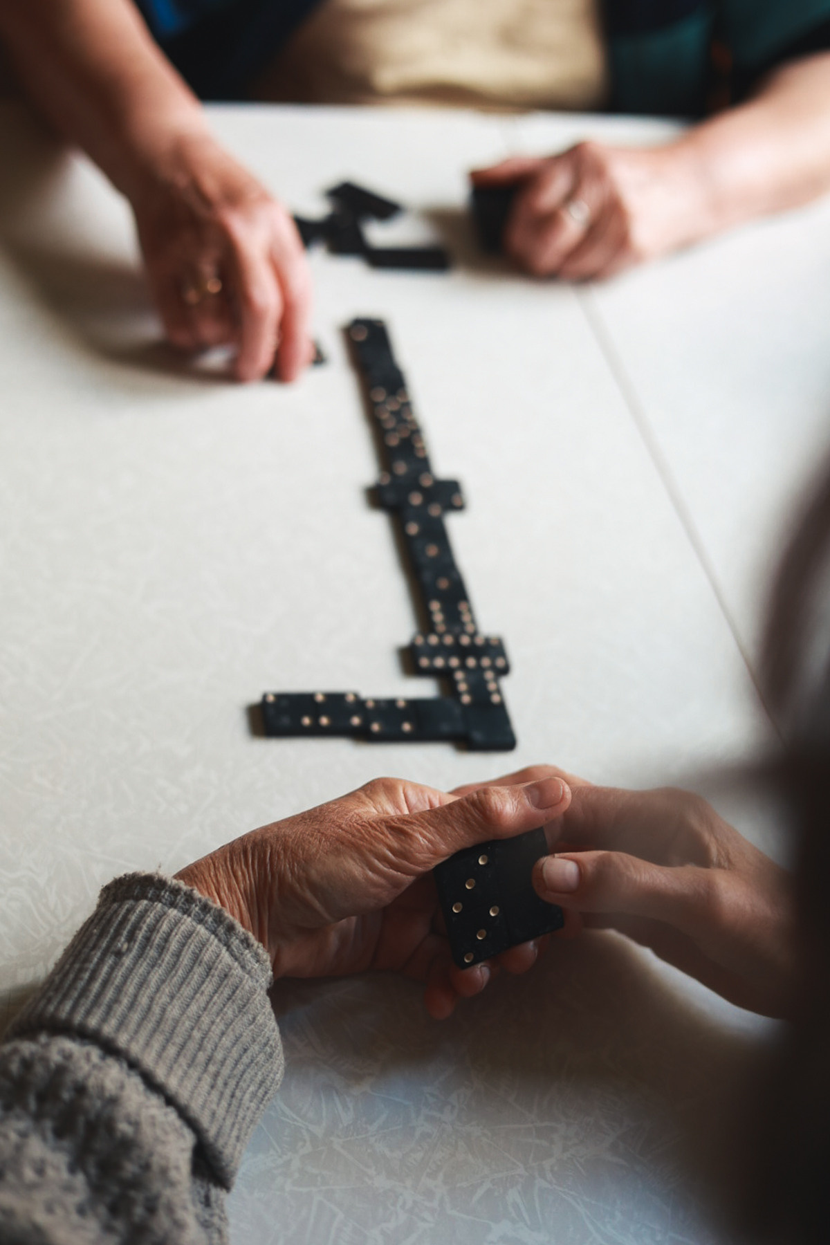 Фотографии бабушек за игрой в домино и дачной жизни. Портретный и семейный фотограф в Москве Мария Рослякова