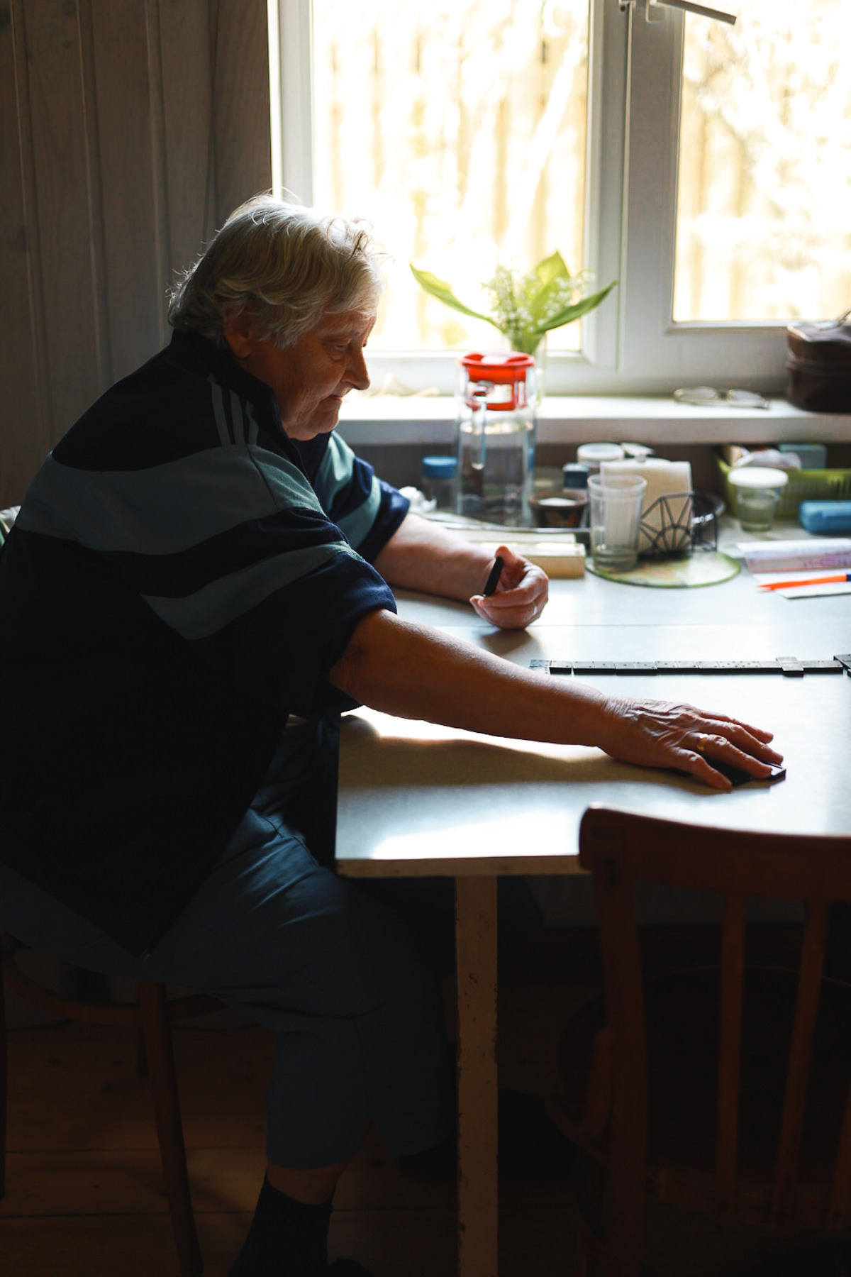 Фотографии бабушек за игрой в домино и дачной жизни. Портретный и семейный фотограф в Москве Мария Рослякова