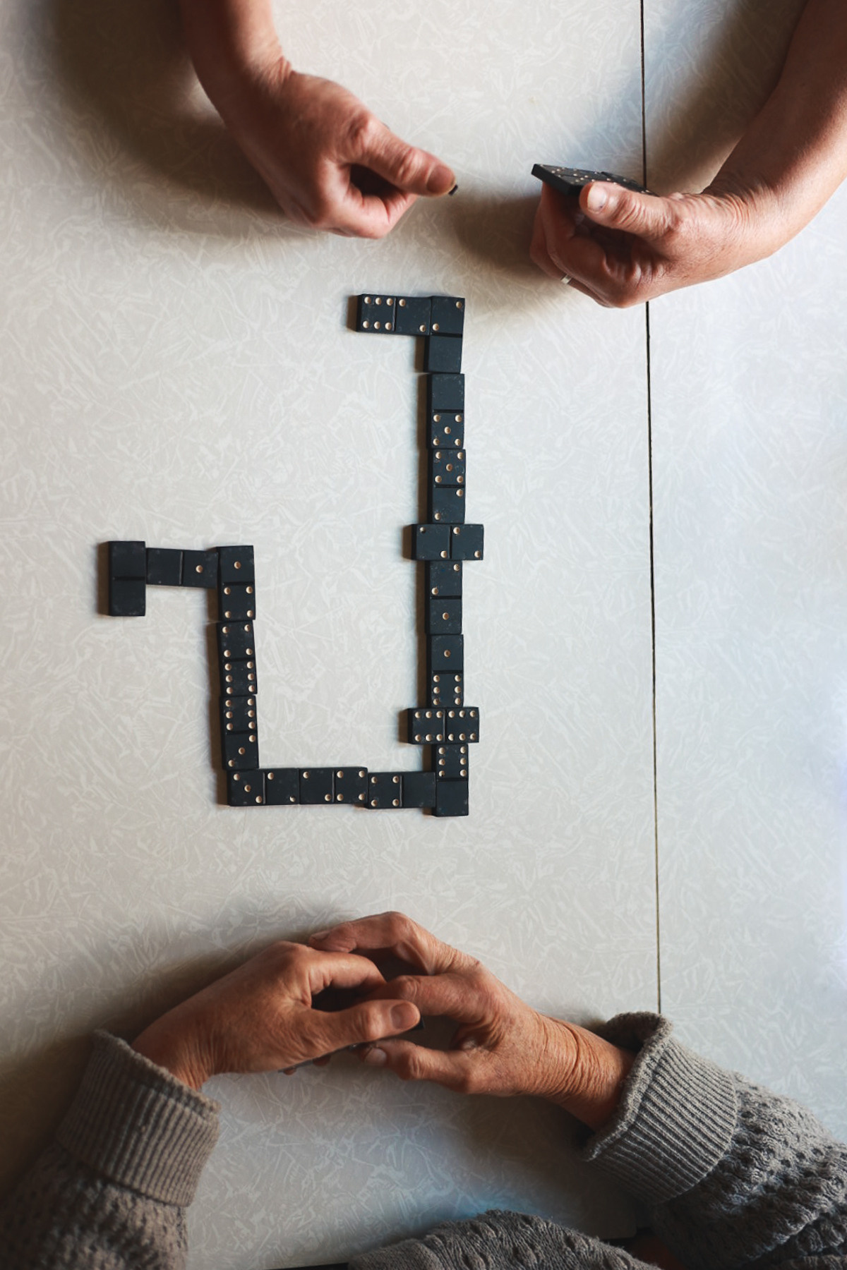 Фотографии бабушек за игрой в домино и дачной жизни. Портретный и семейный фотограф в Москве Мария Рослякова