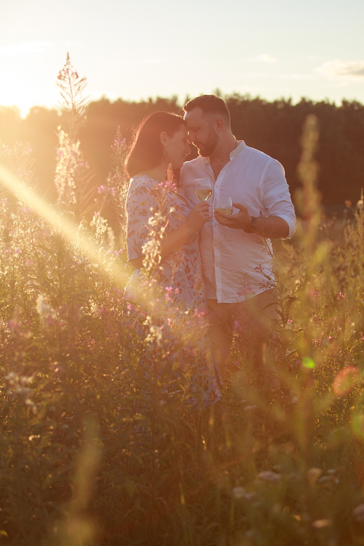 Фотосессия лавстори lovestory на годовщину свадьбы романтическая пара влюблённых в после цветов иван-чай. Семейный и детский фотограф в Москве Мария Быкова