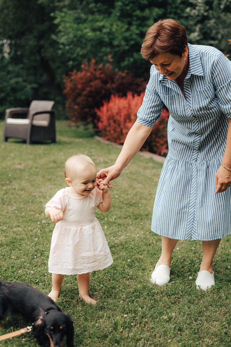 Коля, Ксюша, Саша, Андрей, Кира и бабушки | на даче