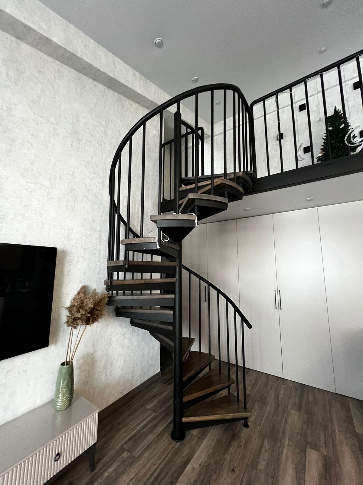 Лестницы и ограждения. Мастерская металла и дерева Вячеслава Вдовина в Иркутске: Эксклюзивные изделия на заказ для вашего дома и бизнеса