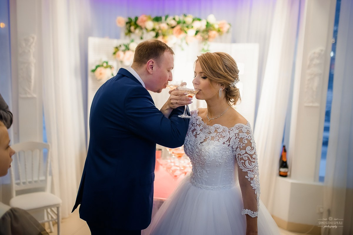 Свадебная фотосессия в интерьере: уют, фактура и свет как у старых мастеров. Свадебный фотограф — Санкт-Петербург (СПб) Питер