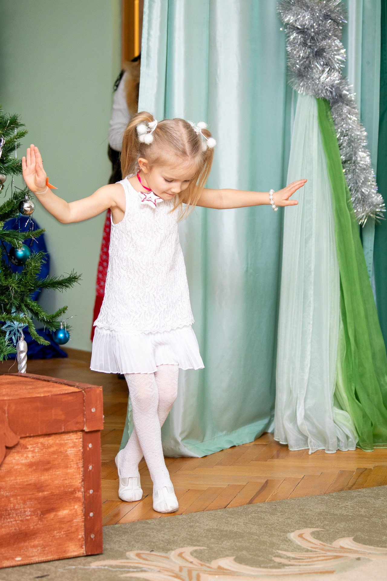 утренник в саду девочка танцует 