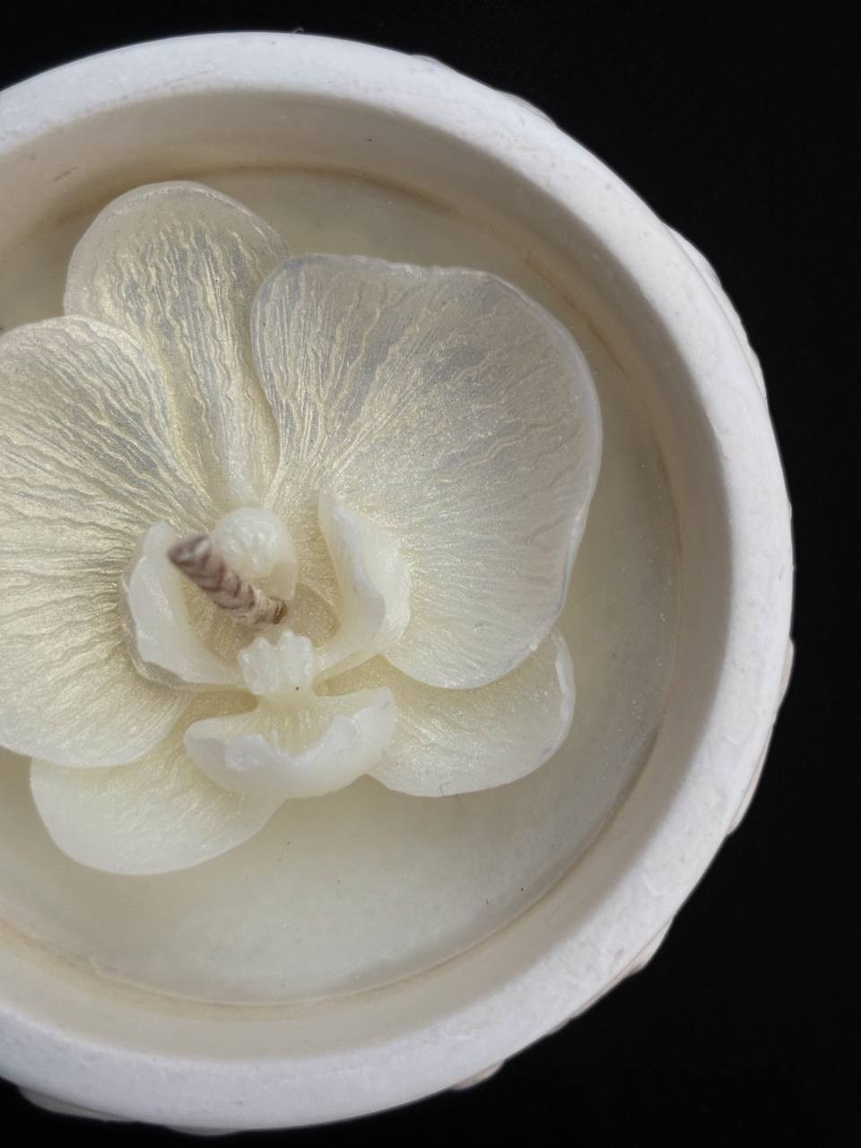 Каталожное фото белой свечи в форме цветка — предметная съёмка для бренда.