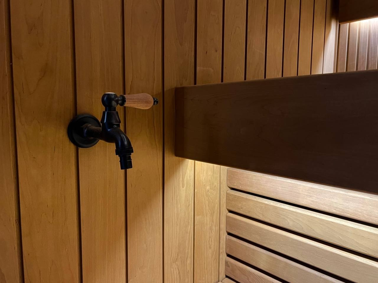 Если очень захотеть- можно найти и установить каменку Tulikivi и вокруг неё собрать отличную парную по дизайн- проекту MBsaun. SaunaTopMasters